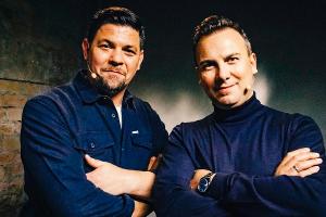Tim Mälzer und Tim Raue machen in der neuen Show "Knife Fight Club" gemeinsame Sache