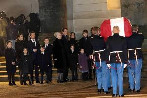 Margrethe II. ist dabei, als der Sarg ihres Mannes an der Schlosskirche von Christiansborg ankommt
