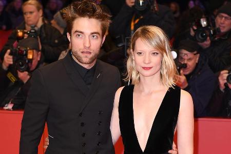 Warum so ernst? Der umjubelte Robert Pattinson und seine Kollegin Mia Wasikowska bei der Berlinale 2018