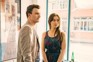 "Am Abend aller Tage": Philipp (Friedrich Mücke) und Alma (Victoria Sordo) auf der Vernissage