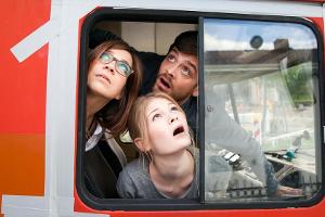 "Familie ist kein Wunschkonzert": Rick (Sebastian Fräsdorf), Kristin (Claudia Eisinger, l.) und Philomena (Gro Swantje Kohlh...