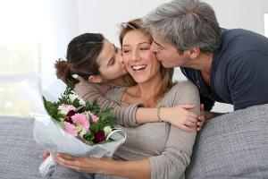 Ein Blumenstrauß geht immer, aber auch diese Last-Minute-Geschenke könnten Ihre Mutter vielleicht erfreuen