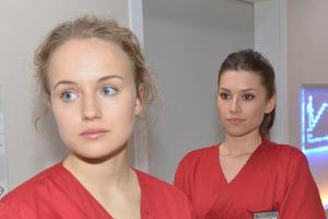 "GZSZ": Lea (r.) wird das Gefühl nicht los, dass Jule wegen Tuner eifersüchtig ist