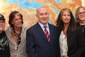 Benjamin Netanjahu mit der Band Aerosmith