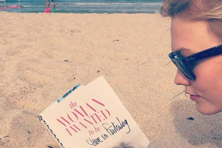 Topmodel Karlie Kloss entspannt beim Lesen