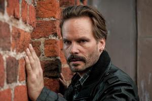 "Stralsund - Kreuzfeuer": Max Morolf (Wanja Mues) versucht sich in die Position eines Scharfschützen zu denken