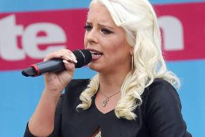 Sängerin Jenny Frankhauser bei einem Auftritt