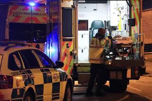 Nach der Explosion auf einem Konzert von Ariana Grande werden Verletzte in Krankenhäuser gebracht