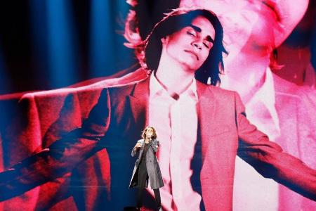Isaiah Firebrace tritt mit dem Lied 
