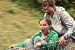 "About a Girl - Das Leben steckt voller Überraschungen": Charleen (Jasna Fritzi Bauer) und Linus (Sandro Lohmann) fordern da...