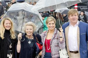 Königin Máxima (r.) mit König Willem-Alexander der Niederlande nebst der früheren Königin, Prinzessin Beatrix, und Schwägeri...