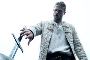 Charlie Hunnam als Arthur in "King Arthur: Legend of the Sword" - ab 11. Mai 2017 in den deutschen Kinos