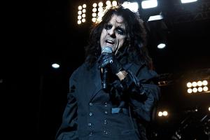 Rockt auch im Alter noch kräftig drauf los: Alice Cooper
