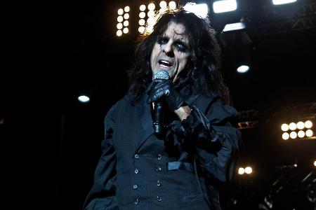 Rockt auch im Alter noch kräftig drauf los: Alice Cooper