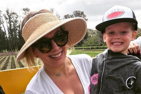 Hillary Duff und ihr 5-jähriger Sohn verbrachten den Muttertag auf dem Erdbeerfeld