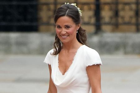 Pippa Middleton mit einem Blumenmädchen bei der Hochzeit ihrer Schwester Kate im Jahr 2011