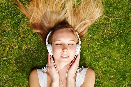 Ob diese junge Dame wohl gerade eine MP3 hört oder doch nur ihren Lieblingssong streamt?