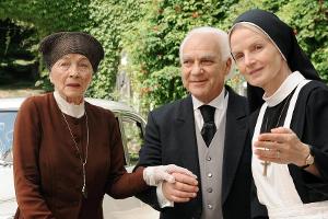 "Um Himmels Willen": Baronin von Priessnitz (Christine Ostermayer, l.), ihr Butler (Aldo Balistreri) und Schwester Agnes (Em...