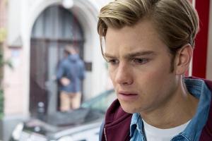 "Unter Uns": Als Valentin mitbekommt, dass Ringo bi ist und mit einem Mann die Nacht verbracht hat, ist er überrascht