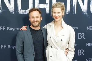 Bei der "Hindafing"-Preview im Cadilac Kino in München: Maximilian Brückner mit seiner Kollegin und Filmehefrau Katrin Röver