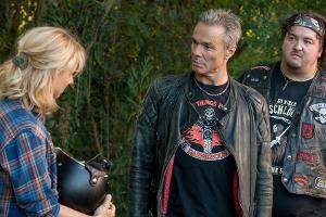 "Ein Dorf rockt ab": Caro (Christina Große, l.), ist anfangs dagegen, dass Mike (Hannes Jaenicke, M.) und Pulle (Daniel Zill...