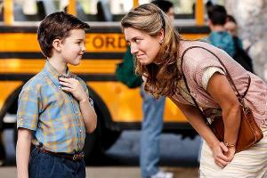 Iain Armitage in "Young Sheldon" mit Serien-Mama Zoe Perry