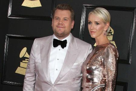 Bei den Grammys 2017 Schritt James Corden mit seiner Frau Julia Carey über den roten Teppich