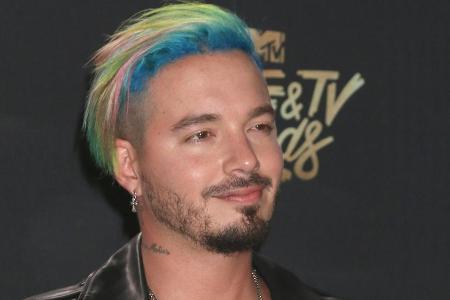 J Balvins Markenzeichen: seine bunten Haare und der ausgefallene Kleidungsstil