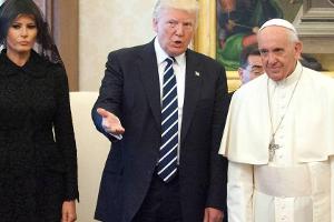 Mit Schleier, ohne Lächeln: Melania Trump mit ihrem Mann beim Papst