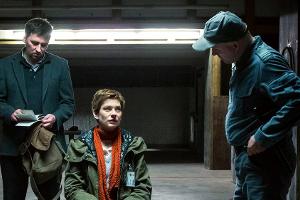 "Unterm Radar": Auf der Suche nach ihrer Tochter gerät Elke Seeberg (Christiane Paul) in große Gefahr