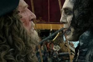 Geoffrey Rush (l.) und Javier Bardem in "Pirates of the Caribbean: Salazars Rache"