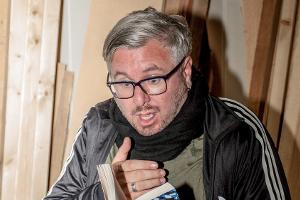 Autor und Schauspieler Moses Wolff mit seinem neuen Krimi "Monaco Infernale" bei der 1. Puchheimer Lesebühne