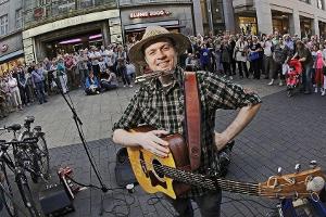 Zurück zu den Wurzeln der Kelly Family: In "Streetkid" erzählt Jimmy Kelly von seinen Begegnungen als Straßenmusiker