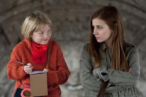 "Lotta & der Ernst des Lebens": Lilo (Matilda Jork, l.) erfährt von Lotta (Josefine Preuß) von einem Wunschbrunnen mitten in...