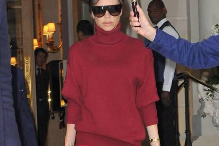 Victoria Beckhams rotes Outfit in Paris