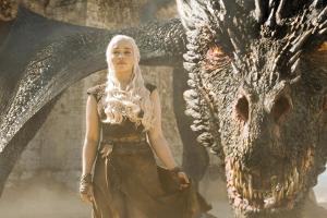Daenerys Targaryen (Emilia Clarke) mit einem ihrer mächtigen Drachen