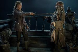 Henry Turner (Brenton Thwaites, l.) mit Captain Jack Sparrow (Johnny Depp) in "Pirates of the Caribbean: Salazars Rache"