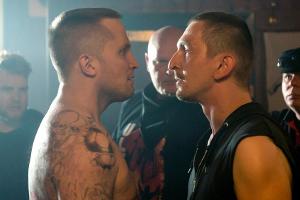 "Polizeiruf 110: Einer für alle, alle für Rostock": Stefan Momke (Lasse Myhr, l.) und Jan Ahrens (Till Wonka) geraten aneina...