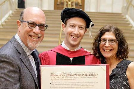 Mark Zuckerberg hält nun endlich seinen Harvard-Titel in der Hand