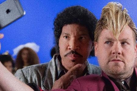 Lionel Richie (links) und James Corden in Retro-Optik