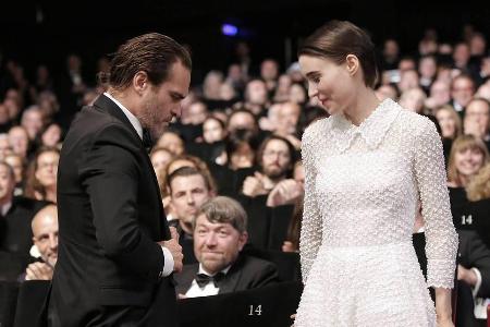 Eine Umarmung gab's auch noch: Joaquin Phoenix und Rooney Mara am Sonntag in Cannes