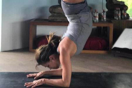Naturtalent! Eva Longoria hält sich gekonnt im Unterarmstand, einer komplizierten Yoga-Position