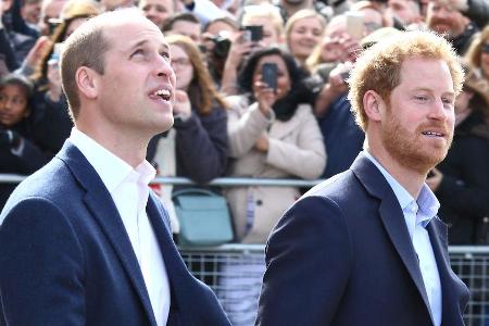 Prinz William (l.) und Prinz Harry haben 1997 ihre Mutter Diana verloren