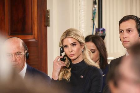 Mit einem Ohr immer bei der Arbeit: Ivanka Trump bei einer Pressekonferenz im Weißen Haus