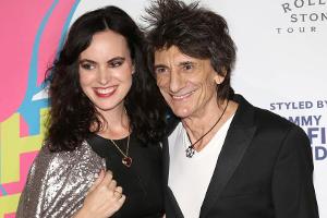 Ron Wood neben seiner Frau Sally Humphreys, mit der er zwei Zwillingsmädchen hat