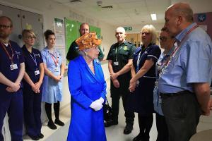 Die Queen spricht mit einigen Bediensteten eines Kinderkrankenhauses in Manchester