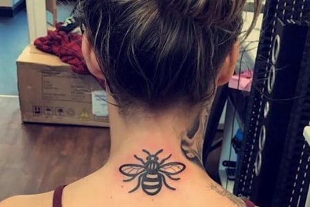 Nur eines von vielen Bienen-Tattoos aus Manchester
