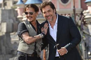 Johnny Depp (l.) und Javier Bardem bei der Europapremiere von "Pirates of the Caribbean: Salazars Rache" Mitte Mai in Paris