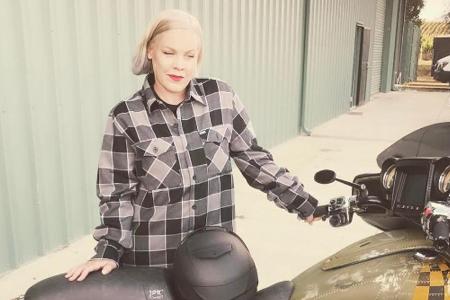 Den Titel Bikerbraut hat sich Pink verdient