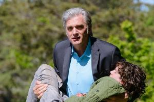 "Der Kommissar und das Meer: Der böse Mann": Robert Anders (Walter Sittler) trägt den kleinen Arvid (Filip Arsic-Johnsson)